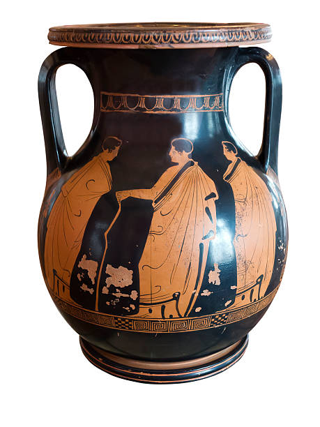 древние греческие ваза наружные в музей - jug decorative urn ancient greek culture стоковые фото и изображения