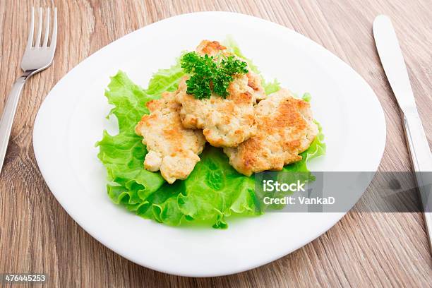 Pollo Cutlets En Una Placa Foto de stock y más banco de imágenes de Alimento - Alimento, Carne, Cena