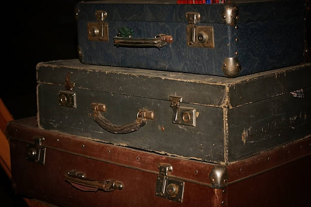 walizki retro vintage - trunk luggage old fashioned retro revival zdjęcia i obrazy z banku zdjęć