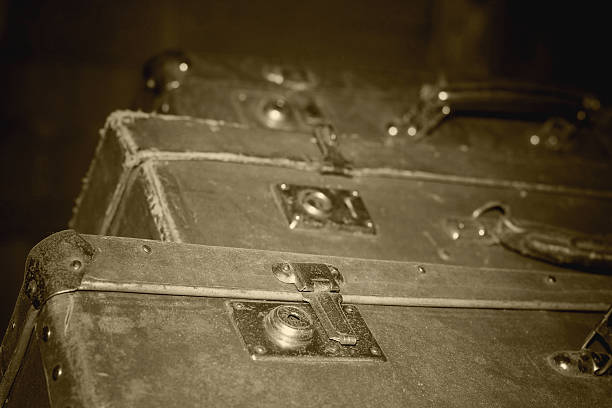 walizki retro vintage - trunk luggage old fashioned retro revival zdjęcia i obrazy z banku zdjęć