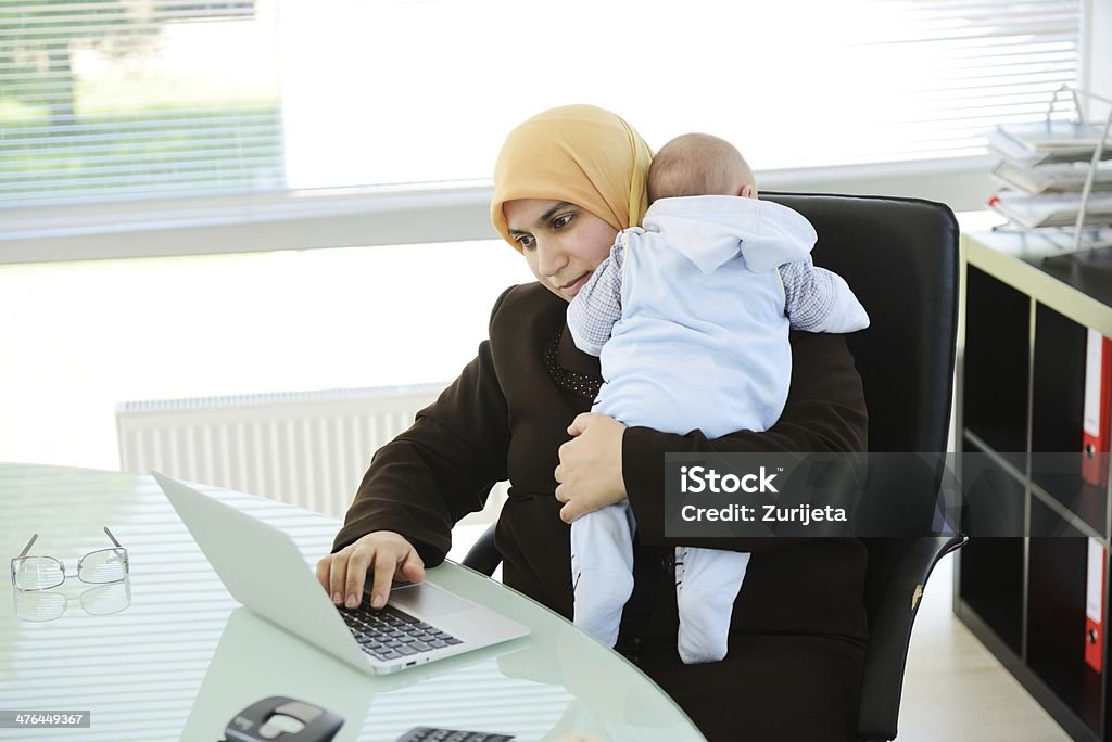 Mediorientale uomini d'affari in ufficio moderno - Foto stock royalty-free di Bambino appena nato