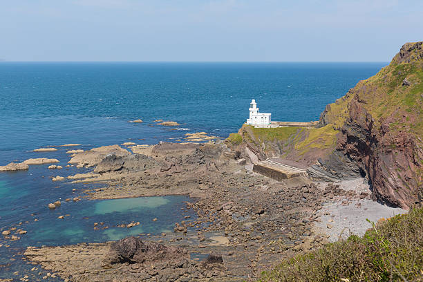 phare de hartland point devon en angleterre avec bleu de la mer - hartland point lighthouse photos et images de collection