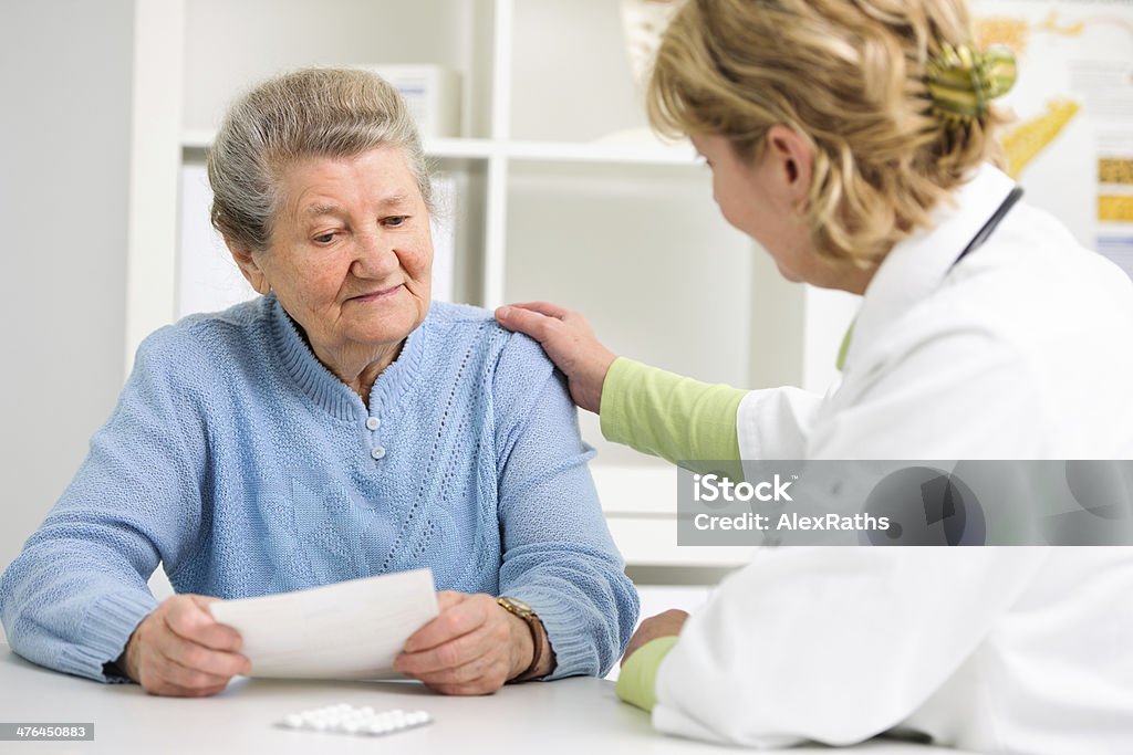 Examen médico - Foto de stock de Médico de cabecera libre de derechos