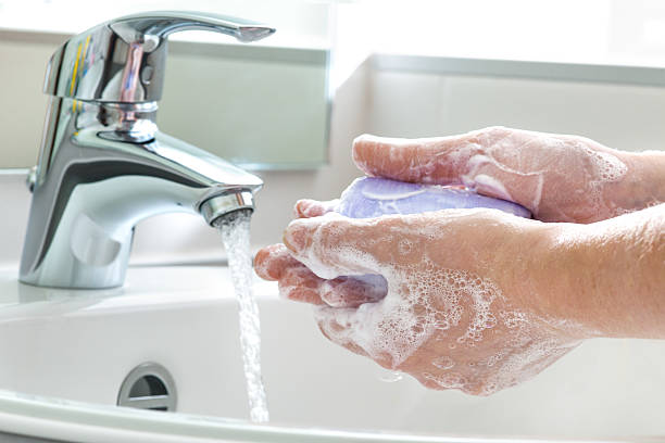 lavarse las manos - washing hands hygiene human hand faucet fotografías e imágenes de stock