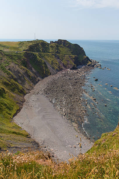 hartland point beach devon en angleterre - hartland point lighthouse photos et images de collection