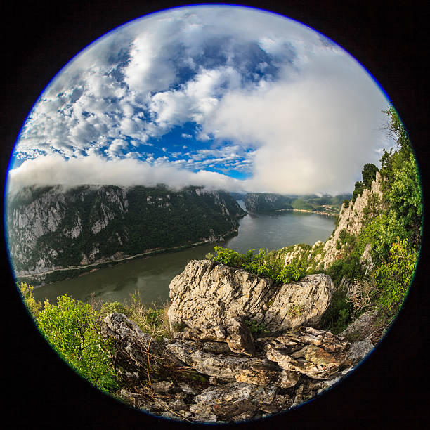 lente fisheye immagine del danubio gorges - danube river serbia ravine romania foto e immagini stock