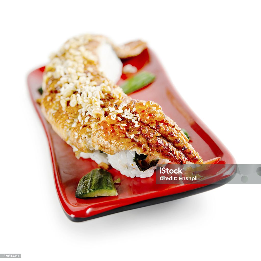 Rollos de sushi japonés tradicional de nuevo sobre un fondo blanco - Foto de stock de Aguacate libre de derechos