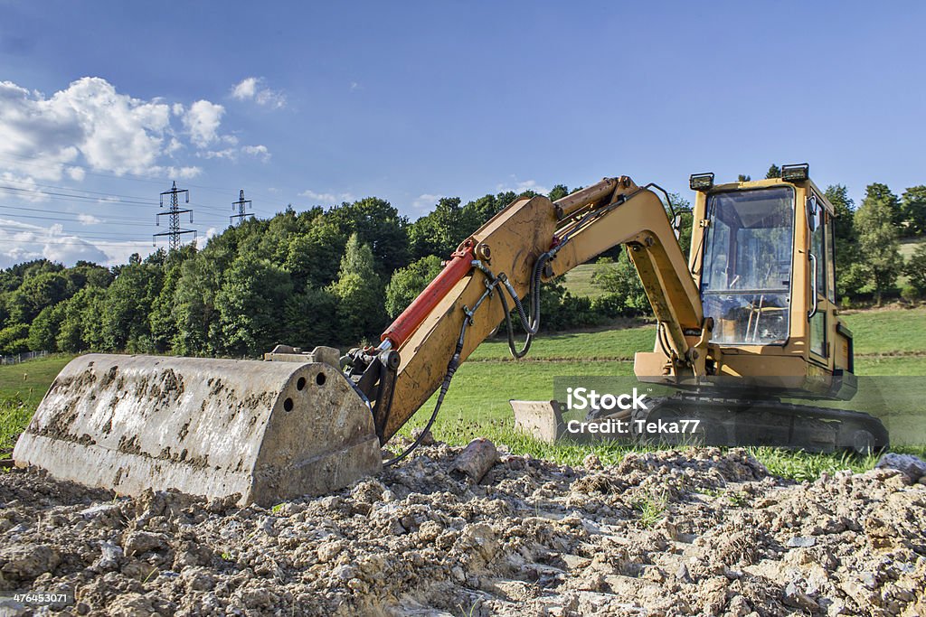 excavator no campo - Foto de stock de Amarelo royalty-free