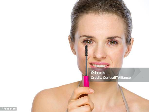 Foto de Retrato Da Beleza Da Jovem Mulher Segurando A Escova De Mascara e mais fotos de stock de Adulto
