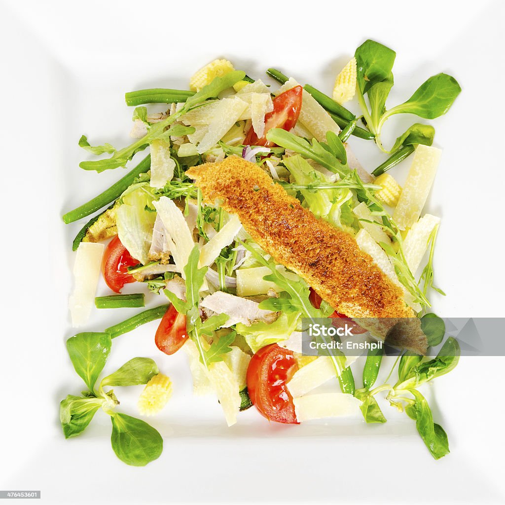 Salade de poulet, des légumes secs et de croûtons au fromage - Photo de Aliment libre de droits