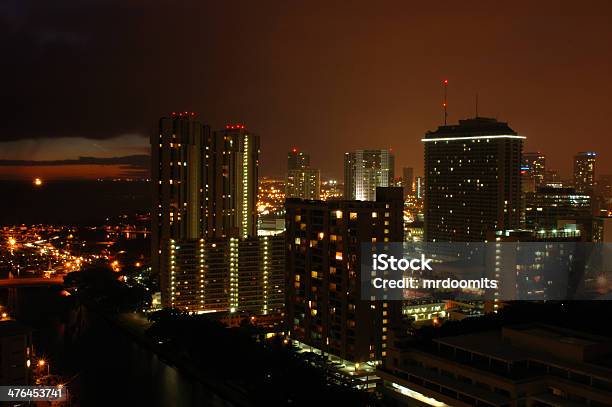 Honolulu W Nocy - zdjęcia stockowe i więcej obrazów Architektura - Architektura, Bez ludzi, Budynek z zewnątrz
