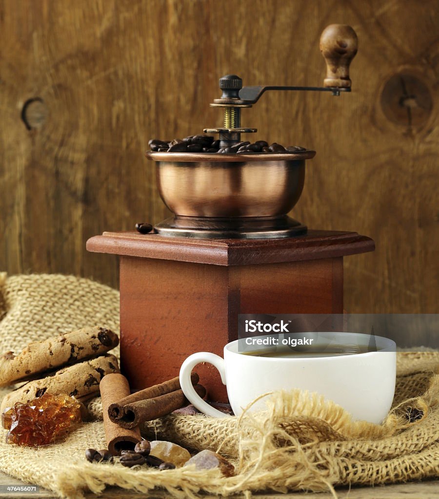 Натюрморт на Деревянный Кофемолка, сахар, печенье - Стоковые фото Вертикальный роялти-фри