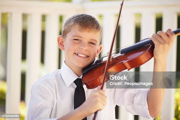 Um Ritmo Perfeito Talento Musical - Fotografias de stock e mais imagens de 12-13 Anos - 12-13 Anos, Ao Ar Livre, Aprender