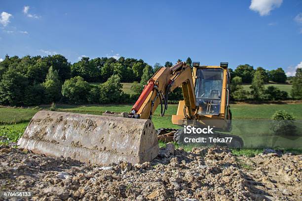 Foto de Excavator No Campo e mais fotos de stock de Escavadora Mecânica - Escavadora Mecânica, Prado, Amarelo