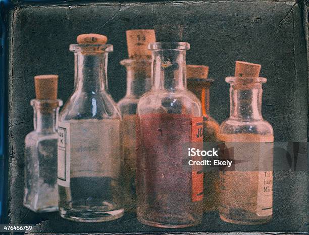 Gruppo Di Piccoli Vintage Trasparente Bottiglie Di Medicina - Fotografie stock e altre immagini di Farmaco