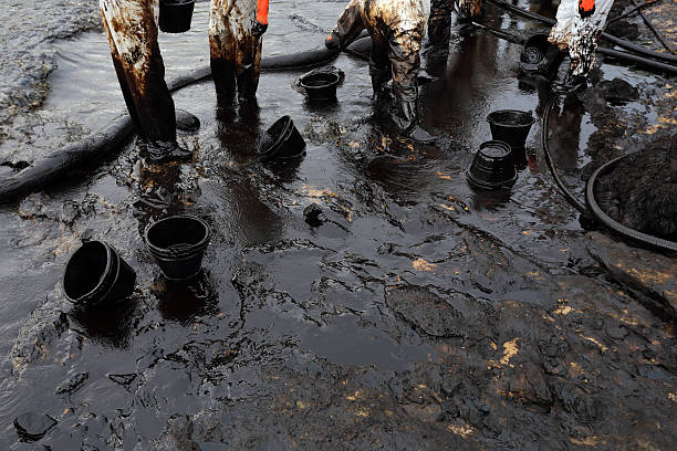 istock clean up Crude oil stain 476457375