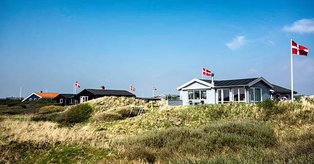 летние дома на остров фано в датский ваттовое море - esbjerg стоковые фото и изображения