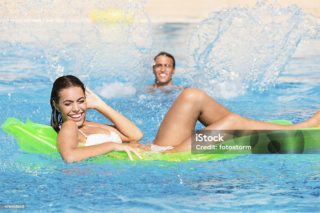 Casal se divertindo na piscina - Foto de stock de Casal royalty-free