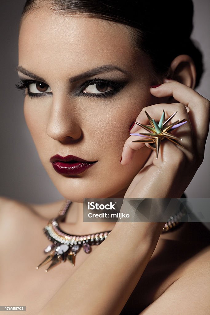 Bellissima donna con gioielli - Foto stock royalty-free di Accessorio personale