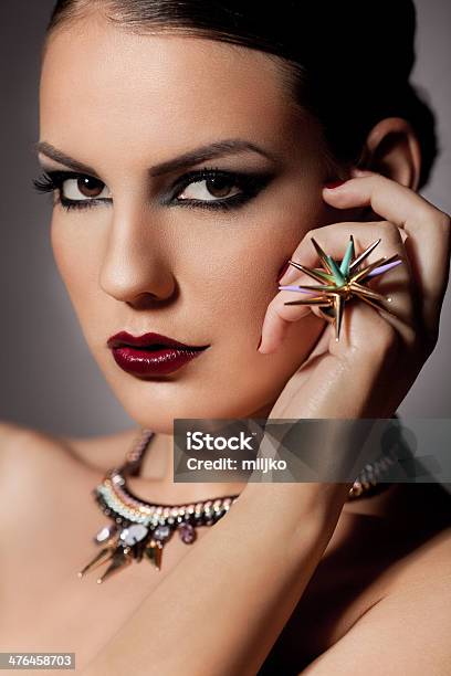 Bellissima Donna Con Gioielli - Fotografie stock e altre immagini di Accessorio personale - Accessorio personale, Adulto, Anello - Gioiello