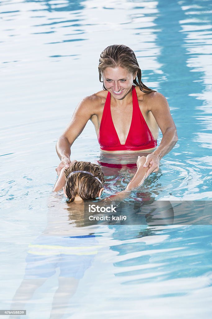 Mãe e filho em uma piscina - Foto de stock de Brincar royalty-free