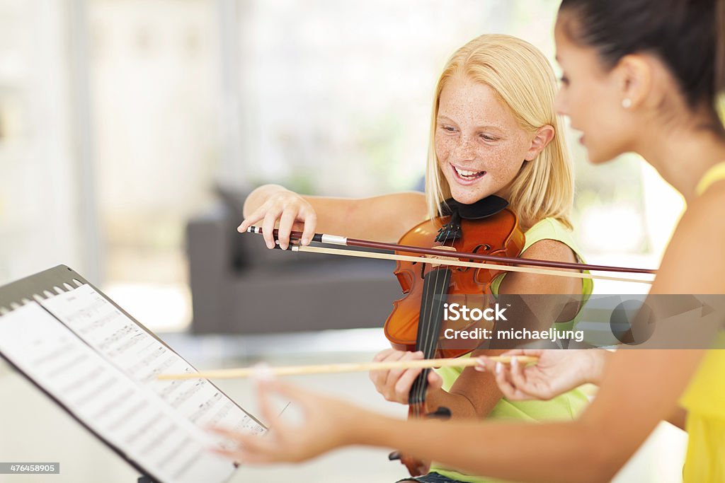 preteen chica en clase de música - Foto de stock de Violín libre de derechos