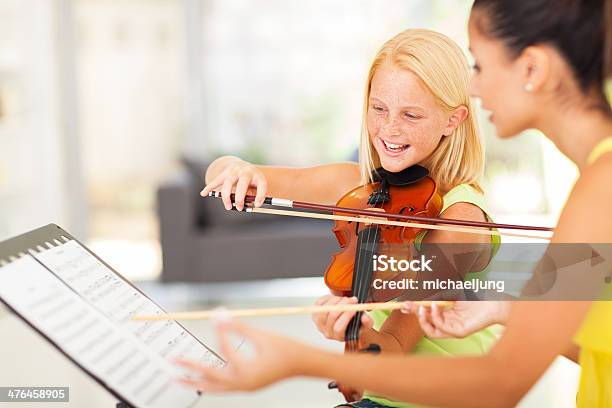 Preteen Chica En Clase De Música Foto de stock y más banco de imágenes de Violín - Violín, Aprender, Estudiante