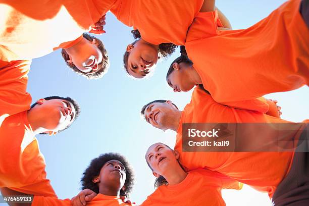 Insegnante Con Un Gruppo Di Bambini - Fotografie stock e altre immagini di Cerchio - Cerchio, Adolescente, Sport