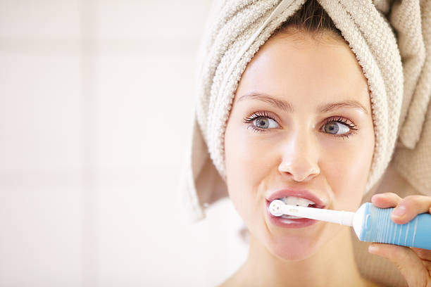 держа ее зубы в форму с зубной hygiene - brushing teeth human teeth women cleaning стоковые фото и изображения