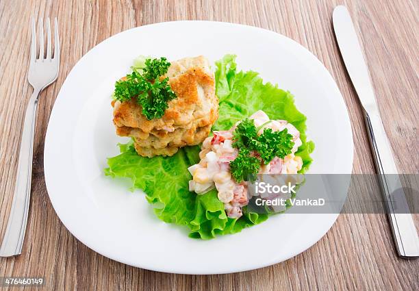 있는 치킨 샐러드 커틀릿으로 즐길 수 있는 플라테 0명에 대한 스톡 사진 및 기타 이미지 - 0명, 건강에 좋지 않은 음식, 고기