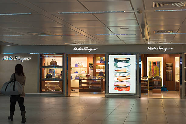 магазин salvatore ferragamo на аэропорта фьюмичино в риме - ferragamo стоковые фото и изображения