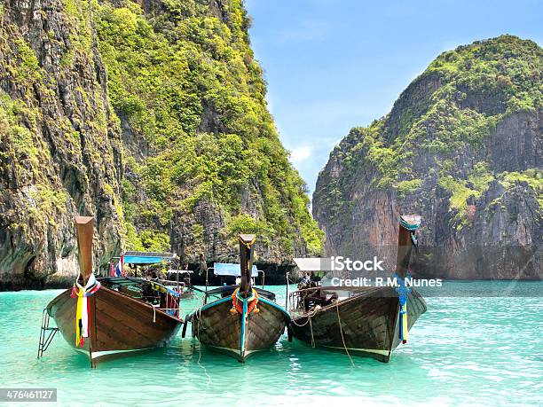 Longtail Łodzi W Maya Bay Ko Phi Phi Tajlandia - zdjęcia stockowe i więcej obrazów Azja Południowo-Wschodnia - Azja Południowo-Wschodnia, Badanie, Forma krasowa