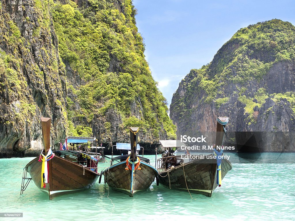 Longtail barcos na Baía Maya, Ko Phi Phi, Tailândia - Royalty-free Ao Ar Livre Foto de stock