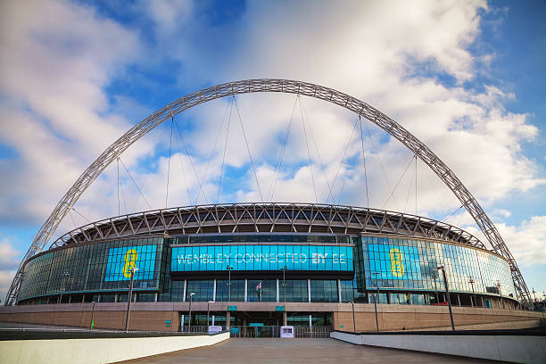 stade de wembley à londres, royaume-uni - outer london photos et images de collection