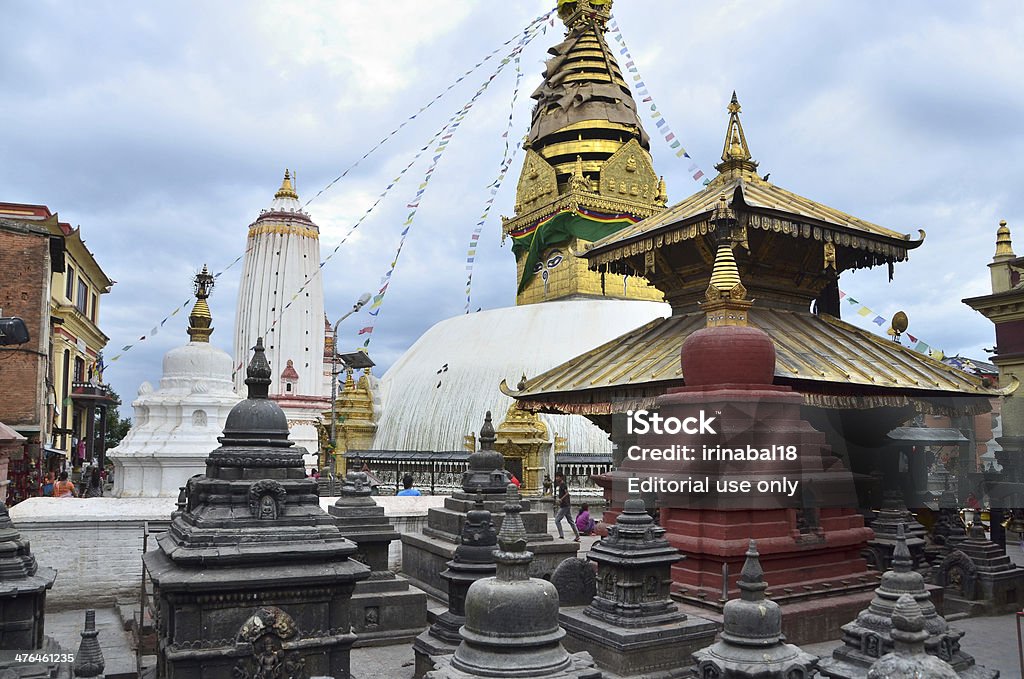 Nepal Cena: Turistas a caminhar na Swayambhunath Templo complexo - Royalty-free Arquitetura Foto de stock