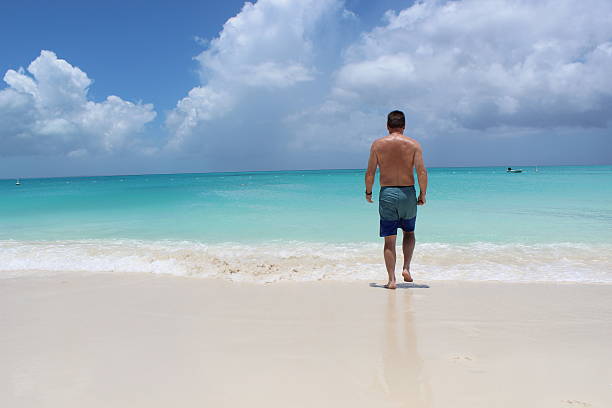 homme marchant sur l'océan 2 - providenciales photos et images de collection