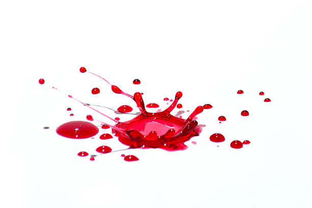 глянцевый красный жидкие капли (брызги изолированные на белом - spray blood splattered paint стоковые фото и изображения