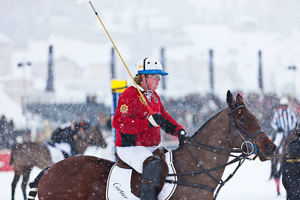 クリス hyde ウェイティングに合わせて遊び用に進んで��ください。 - championship polo snow st moritz ストックフォトと画像