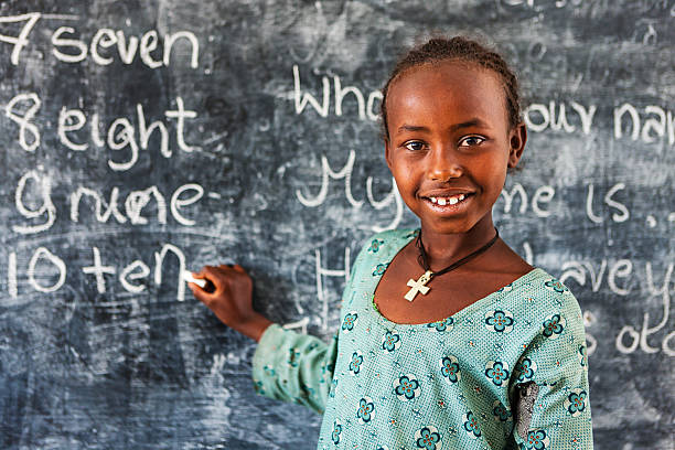 niña africana es el aprendizaje de inglés - education blackboard africa youth culture fotografías e imágenes de stock