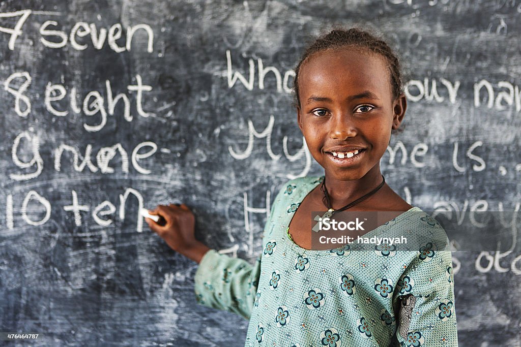 Bambina africana è apprendimento di lingua inglese - Foto stock royalty-free di 6-7 anni