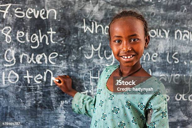 Bambina Africana È Apprendimento Di Lingua Inglese - Fotografie stock e altre immagini di 6-7 anni - 6-7 anni, Africa, Africa orientale