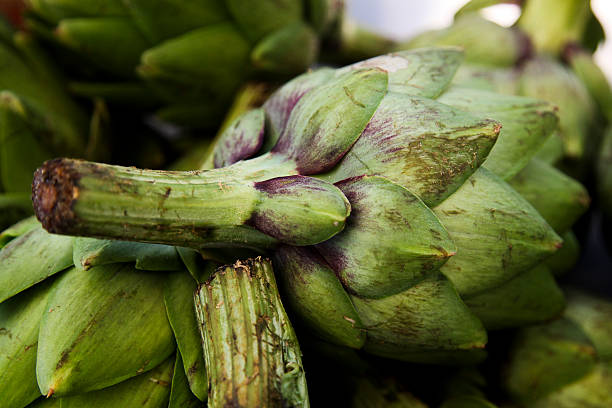 Alcachofa de tallo engrosados que primer plano en el mercado de agricultores - foto de stock
