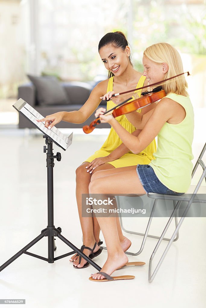 Professor apontando notas de música de violino aluno - Royalty-free Adolescente Foto de stock