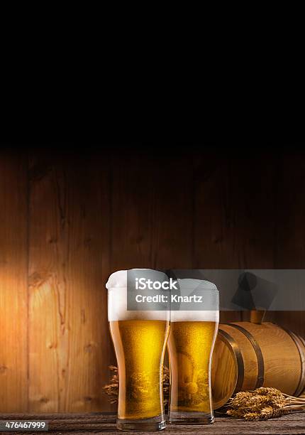 Zwei Gläser Bier Stockfoto und mehr Bilder von Bier - Bier, Holz, Holzfass