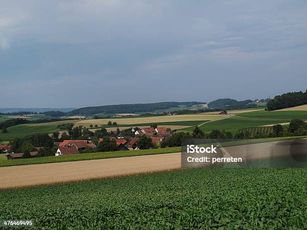 Felder Und Abrechnung Stockfoto und mehr Bilder von Agrarbetrieb - Agrarbetrieb, Bunt - Farbton, Dorf