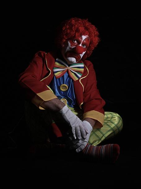 traurig clown auf dem boden sitzen - clown mime sadness depression stock-fotos und bilder