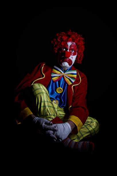 traurig clown auf dem boden sitzen - clown mime sadness depression stock-fotos und bilder