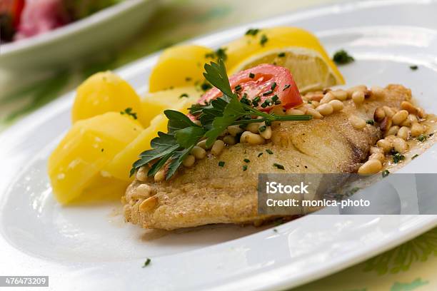 Pike Siéntese Con Papas Y Semillas De Pinos Foto de stock y más banco de imágenes de Al horno - Al horno, Alimento, Alimentos cocinados