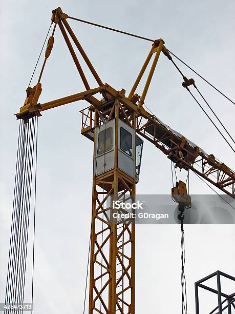 Foto de Crane e mais fotos de stock de Alto - Descrição Geral - Alto - Descrição Geral, Amarelo, Apoio