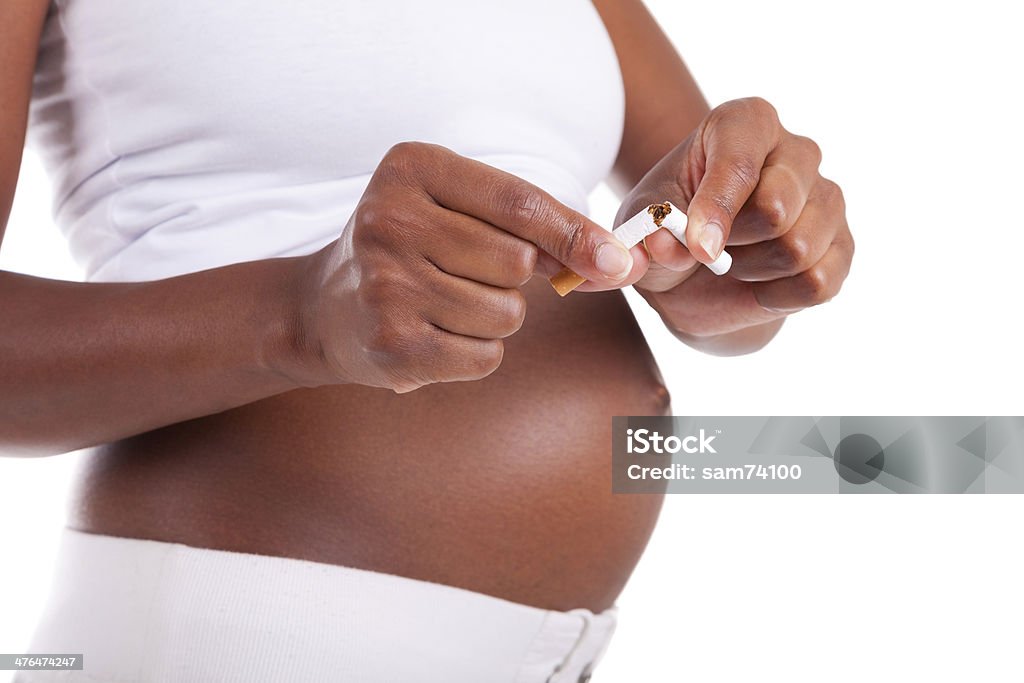 Junge schwangere Schwarze Frau aufstellen eine Zigarette-afrikanische Personen - Lizenzfrei Thema Rauchen Stock-Foto